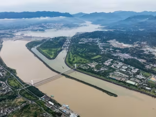 (တရုတ်စီးပွားရေးစကားဝိုင်းဆွေးနွေးပွဲ) ခေတ်မီ၍ အစိမ်းရောင်သွင်ပြင်များကို အလေးထားဖော်ညွှန်းပြသမည့် တရုတ်နိုင်ငံ၏ မြစ်ကျဉ်းသုံးသွယ် ရေကြောင်းလမ်းအသစ်စီမံကိန်း