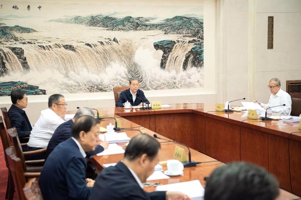 တရုတ်ပြည်လုံးဆိုင်ရာ ပြည်သူ့ကွန်ဂရက် (NPC) အမြဲတမ်းကော်မတီ ဥက္ကဋ္ဌ ကျောက်လဲ့ကျိ တရုတ်နိုင်ငံ မြို့တော်ပေကျင်းရှိ ပြည်သူ့ခန်းမဆောင်၌ ၁၄ ကြိမ်မြောက် NPC အမြဲတမ်းကော်မတီ၏ ၆၈ ကြိမ်မြောက် သဘာပတိများကောင်စီ အစည်းအဝေးအား သဘာပတိအဖြစ် ကြီးမှူးကျင်းပနေပုံကို ၂၀၂၆ ခုနှစ် ဇွန် ၁၆ ရက်က တွေ့ရစဉ် (ဆင်ဟွာ)