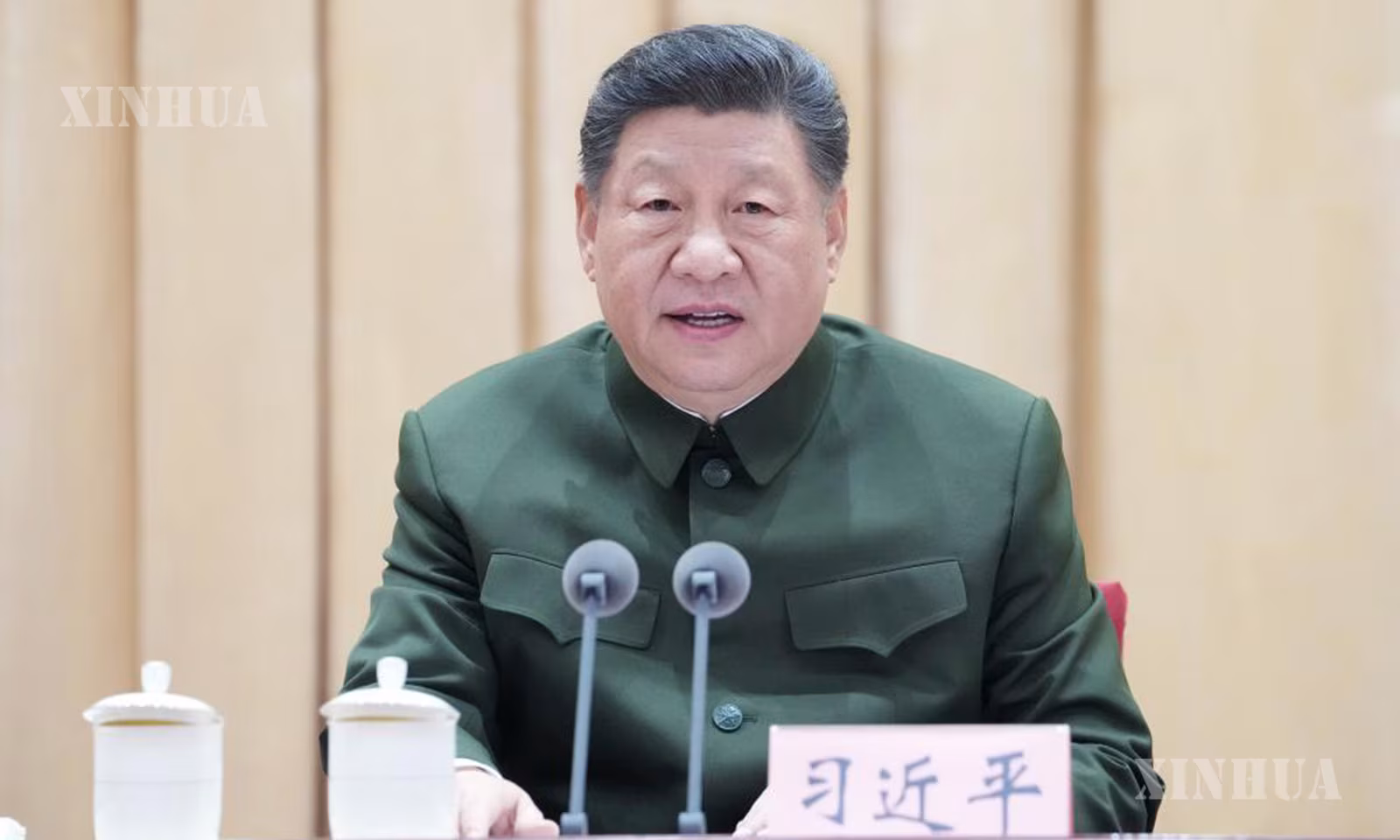 တရုတ်ကွန်မြူနစ်ပါတီ ဗဟိုကော်မတီ အထွေထွေအတွင်းရေးမှူးချုပ်၊ တရုတ်နိုင်ငံ သမ္မတနှင့် ဗဟိုစစ်ကော်မရှင် ဥက္ကဋ္ဌ ရှီကျင့်ဖိန် တရုတ်နိုင်ငံ မြို့တော်ပေကျင်း၌ တပ်မတော် အဆင့်မြင့်အရာရှိကြီးများမွမ်းမံသင်တန်း အခမ်းအနား၌ မိန့်ခွန်းပြောကြားနေပုံကို ၂၀၂၆ ခုနှစ် ဧပြီ ၈ ရက်က တွေ့ရစဉ် (ဆင်ဟွာ)