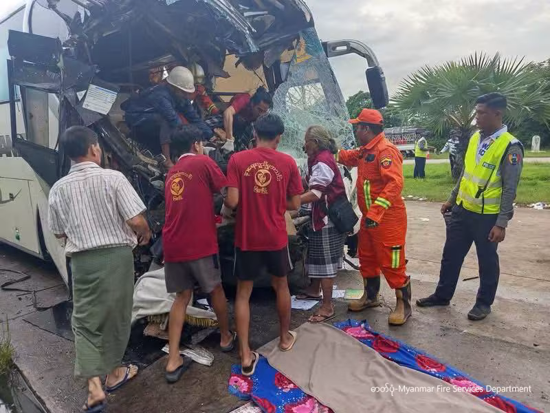 ရန်ကုန်-မန္တလေး အမြန်လမ်းပေါ်တွင် ယာဉ်နှစ်စီးတိုက်မှုအား ကယ်ဆယ်ရေးဆောင်ရွက်နေစဉ် (ဓာတ်ပုံ-Myanmar Fire Services Department)