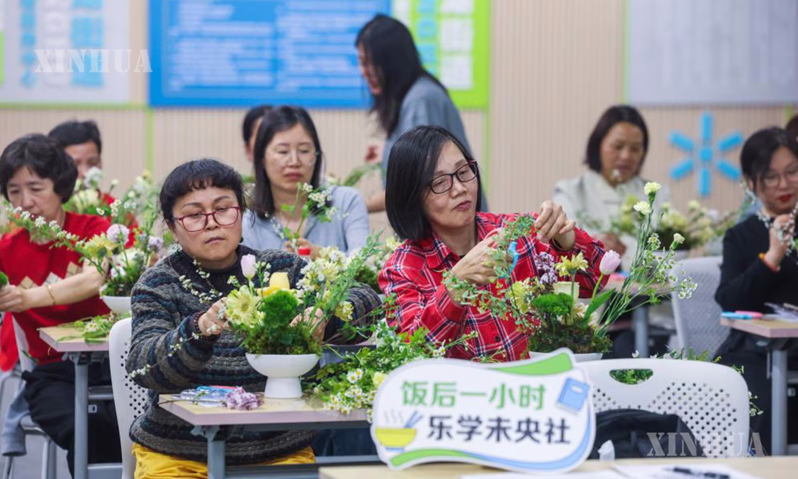 တရုတ်နိုင်ငံ ဟန်ကျိုးမြို့ လျင်ဖိန်ခရိုင် တုန်းဟူလမ်း သက်ကြီးရွယ်အိုကျောင်း စာသင်ခန်း၌ ရပ်ကွက်အတွင်းရှိ သက်ကြီးရွယ်အိုများက ပန်းအနုပညာသင်ခန်းစာ သင်ယူနေသည်ကို ၂၀၂၆ ခုနှစ် ဧပြီ ၂၀ ရက်က တွေ့ရစဉ် (ဆင်ဟွာ)