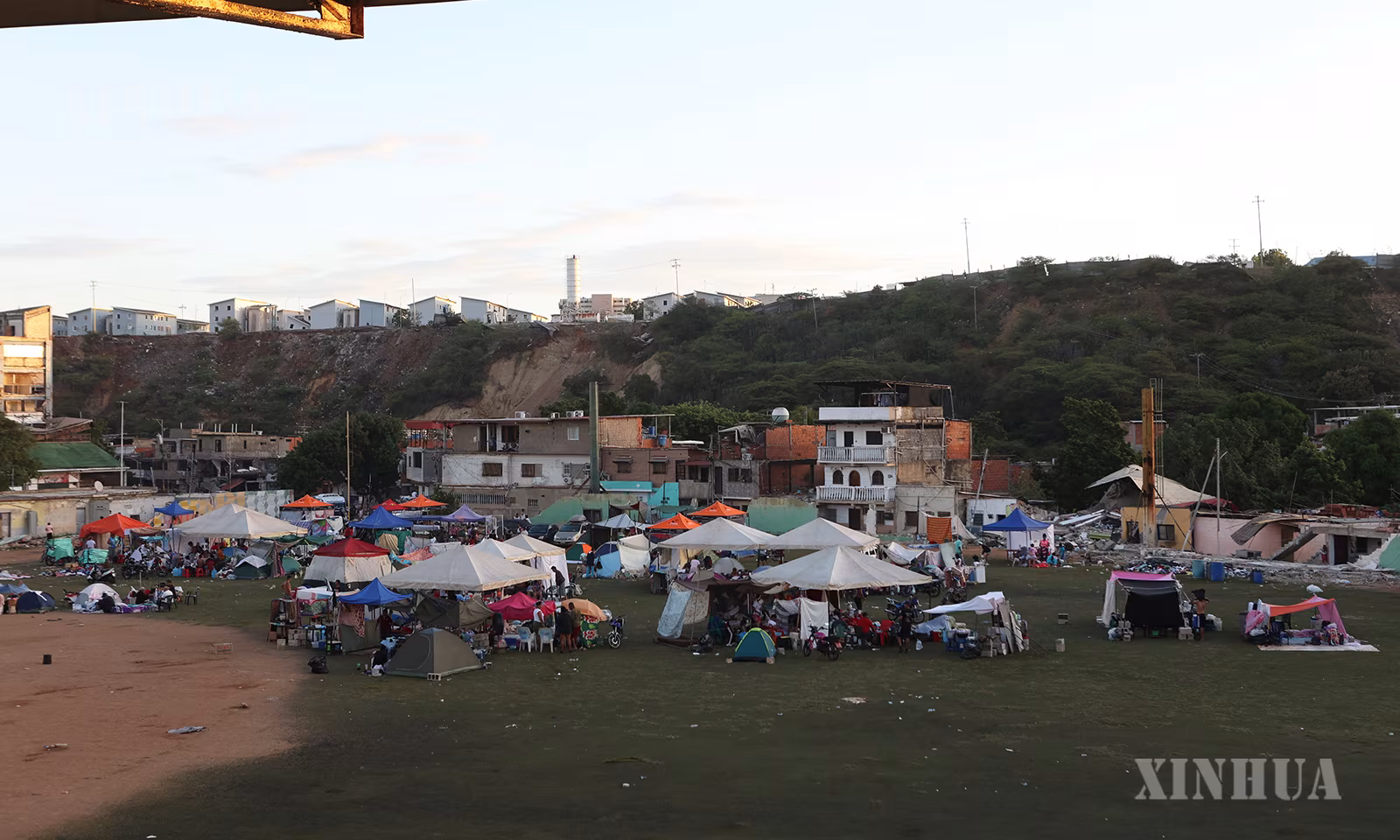 ဗင်နီဇွဲလားနိုင်ငံ La Guaira ပြည်နယ် Catia La Mar မြို့ရှိ ဘေ့စ်ဘောကွင်းအတွင်း၌ ငလျင်ဒဏ်သင့်ပြည်သူများ၏ ရွက်ဖျင်တဲများကို ၂၀၂၆ ခုနှစ် ဇွန် ၂၈ ရက်က တွေ့ရစဉ် (ဆင်ဟွာ)