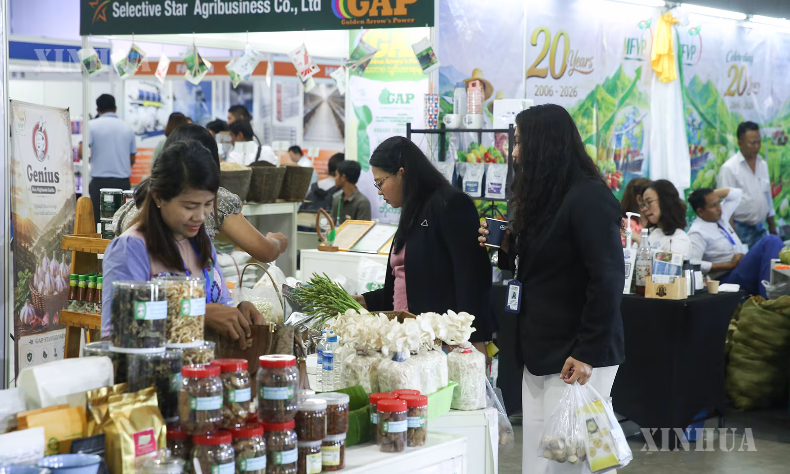 မြန်မာနိုင်ငံ ရန်ကုန်မြို့ရှိ ရန်ကုန်ကွန်ဗင်းရှင်းစင်တာတွင် ကျင်းပသော ၂၀၂၆ ခုနှစ် Agri-Tech Myanmar ကုန်စည်ပြပွဲအတွင်း လာရောက်လေ့လာသူများကို ဇွန် ၂၆ ရက်က တွေ့ရစဉ် (ဆင်ဟွာ)