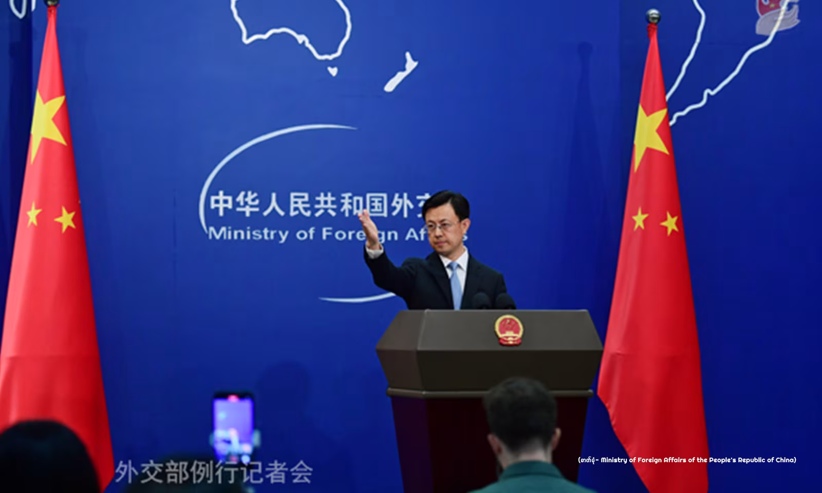 တရုတ်နိုင်ငံခြားရေးဝန်ကြီးဌာန ပြောခွင့်ရေးဆိုခွင့်ရှိသူ ကောကျားခွန်းအား ၂၀၂၆ ခုနှစ် ဇွန် ၂၉ ရက်တွင် ကျင်းပသော ပုံမှန်သတင်းစာရှင်းလင်းပွဲ၌ တွေ့ရစဉ် (ဓာတ်ပုံ- Ministry of Foreign Affairs of the People’s Republic of China)