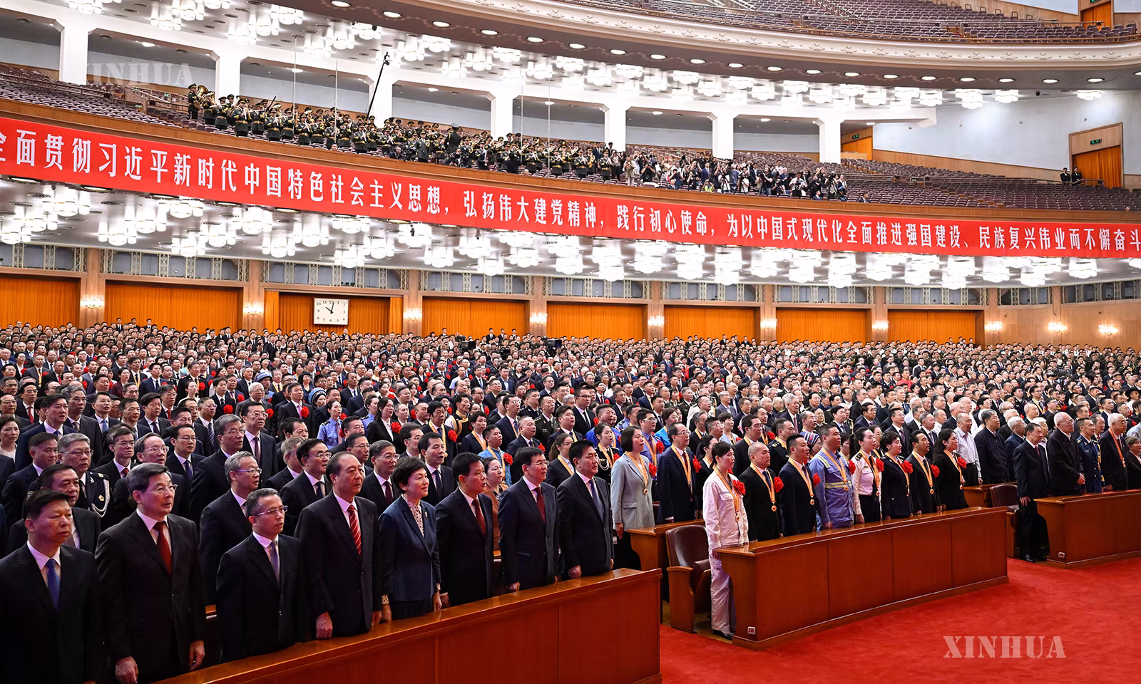 တရုတ်ကွန်မြူနစ်ပါတီ တည်ထောင်ခြင်း ၁၀၅ နှစ်ပြည့် အထိမ်းအမှတ် အခမ်းအနားအား ပေကျင်းမြို့ ပြည်သူ့ခန်းမဆောင်၌ ၂၀၂၆ ခုနှစ် ဇူလိုင် ၁ ရက် နံနက် ၁၀ နာရီက ခမ်းနားစွာ ကျင်းပစဉ် (ဆင်ဟွာ)