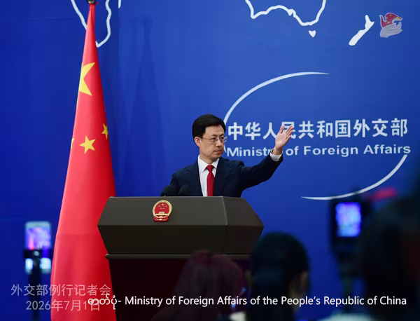 တရုတ်နိုင်ငံခြားရေးဝန်ကြီးဌာန ပြောရေးဆိုခွင့်ရှိသူ ကောကျားခွန်းအား ၂၀၂၆ ခုနှစ် ဇူလိုင် ၁ ရက်က ကျင်းပသော ပုံမှန်သတင်းစာရှင်းလင်းပွဲ၌ တွေ့ရစဉ် (ဓာတ်ပုံ- Ministry of Foreign Affairs of the People’s Republic of China)