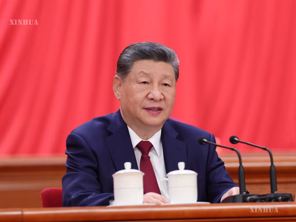 တရုတ်ကွန်မြူနစ်ပါတီ (CPC) ဗဟိုကော်မတီ အထွေထွေအတွင်းရေးမှူးချုပ်၊ တရုတ်နိုင်ငံ သမ္မတ၊ ဗဟိုစစ်ကော်မရှင် ဥက္ကဋ္ဌ ရှီကျင့်ဖိန် တရုတ်နိုင်ငံ မြို့တော်ပေကျင်းရှိ ပြည်သူ့ခန်းမဆောင်၌ CPC တည်ထောင်ခြင်း ၁၀၅ နှစ်မြောက် နှစ်ပတ်လည်အထိမ်းအမှတ် အခမ်းအနားတွင် မိန့်ခွန်းပြောကြားနေသည်ကို ၂၀၂၆ ခုနှစ် ဇူလိုင် ၁ ရက်က တွေ့ရစဉ် (ဆင်ဟွာ)