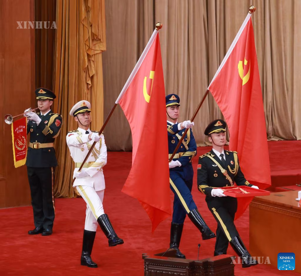 တရုတ်နိုင်ငံ မြို့တော်ပေကျင်းရှိ ပြည်သူ့ခန်းမဆောင်သို့ ဂုဏ်ပြုတပ်ဖွဲ့က ဇူလိုင် ၁ ရက် ဆုတံဆိပ် သယ်ဆောင်လာပုံကို ၂၀၂၆ ခုနှစ် ဇူလိုင် ၁ ရက်က တွေ့ရစဉ် (ဆင်ဟွာ)