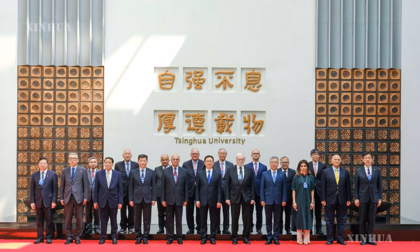 တရုတ်နိုင်ငံ မြို့တော်ပေကျင်းရှိ Tsinghua တက္ကသိုလ်တွင် ကျင်းပသည့် ၁၄ ကြိမ်မြောက် ကမ္ဘာ့ငြိမ်းချမ်းရေးဖိုရမ် ဖွင့်ပွဲအခမ်းအနားမတိုင်မီ ဧည့်သည်တော်များနှင့်အတူ အဖွဲ့လိုက်အမှတ်တရဓာတ်ပုံ ရိုက်ကူးနေသည့် တရုတ်နိုင်ငံ ဒုတိယသမ္မတ ဟန်ကျိန့်ကို ၂၀၂၆ ခုနှစ် ဇူလိုင် ၃ ရက်က တွေ့ရစဉ် (ဆင်ဟွာ)