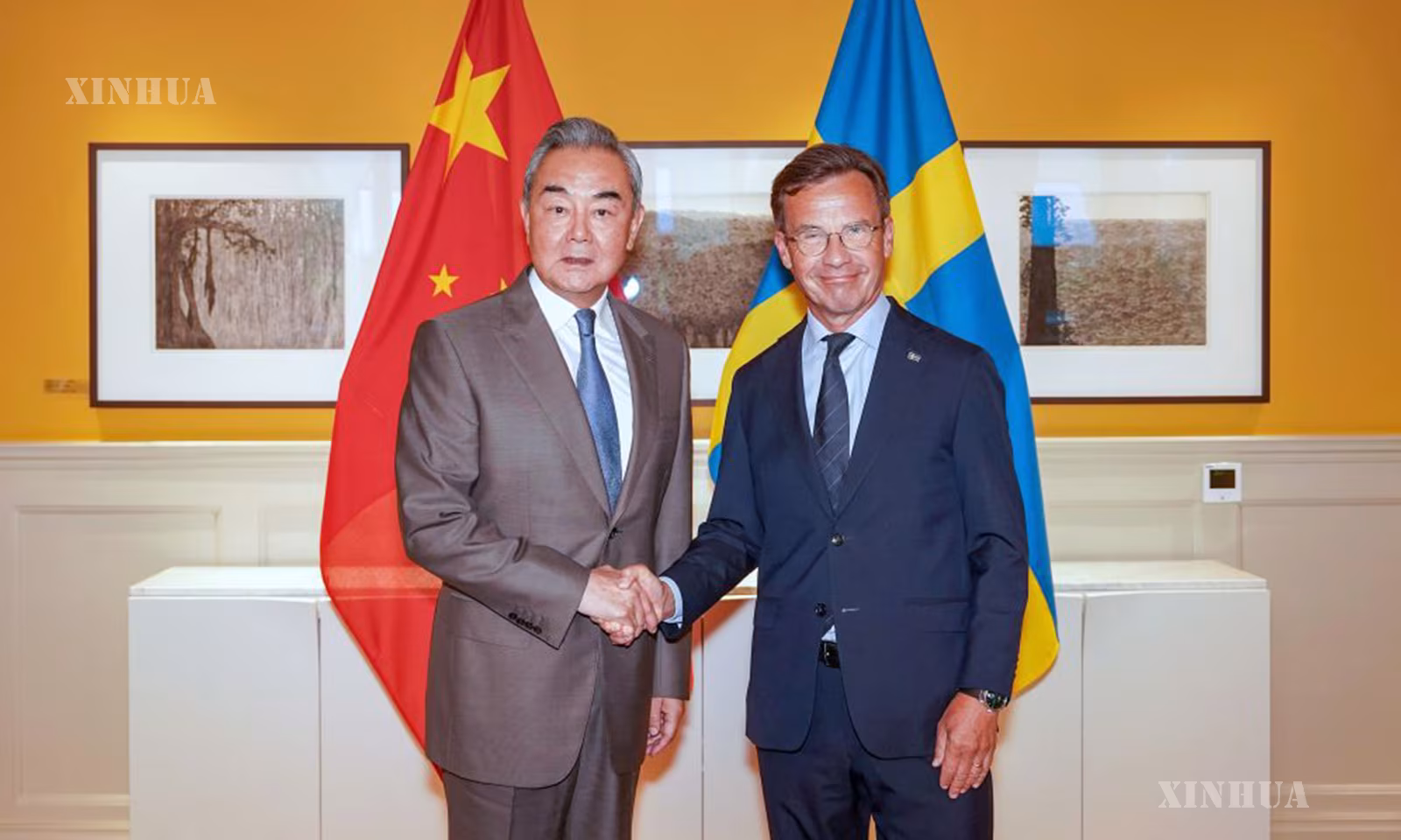 တရုတ်ကွန်မြူနစ်ပါတီ ဗဟိုကော်မတီ နိုင်ငံရေးဗျူရိုအဖွဲ့ဝင်၊ တရုတ်နိုင်ငံ နိုင်ငံခြားရေးဝန်ကြီး ဝမ်ရိနှင့် ဆွီဒင်နိုင်ငံ နိုင်ငံခြားရေးဝန်ကြီး Ulf Kristersson တို့ ဆွီဒင်နိုင်ငံ မြို့တော်စတော့ဟုမ်းတွင် ၂၀၂၆ ခုနှစ် ဇူလိုင် ၄ ရက်၌ တွေ့ဆုံဆွေးနွေးစဉ် (ဆင်ဟွာ)