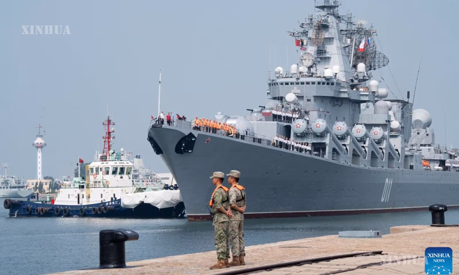 Joint Sea-2026 ရေတပ်စစ်ရေးလေ့ကျင့်မှုတွင် ပါဝင်ရန် တရုတ်နိုင်ငံ အရှေ့ပိုင်း ဆန်းတုန်းပြည်နယ် ချင်းသောင်မြို့ရှိ စစ်ဘက်ဆိုင်ရာ ဆိပ်ကမ်းတစ်ခု၌ ဆိုက်ကပ်ထားသည့် ရုရှားနိုင်ငံ၏ ပဲ့ထိန်းဒုံးကျည်တပ် ခရူဇာစစ်သင်္ဘော ဗာယက်အား ၂၀၂၆ ခုနှစ် ဇူလိုင် ၅ ရက်က တွေ့ရစဉ် (ဆင်ဟွာ)