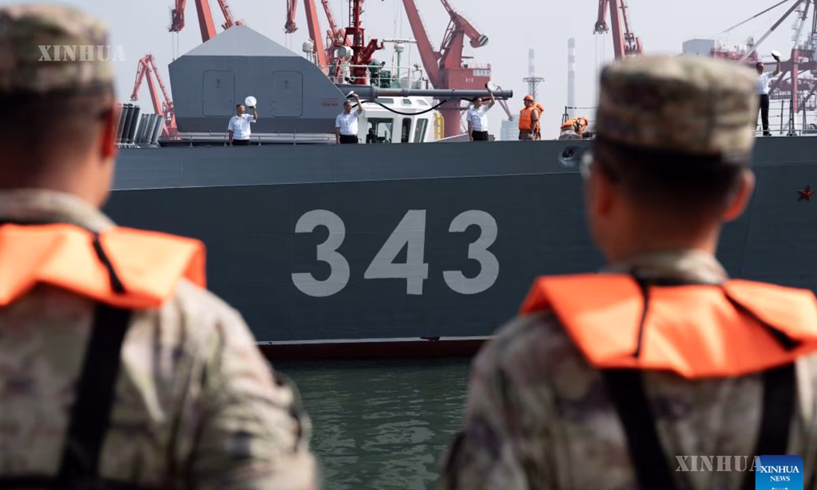 Joint Sea-2026 ရေတပ်စစ်ရေးလေ့ကျင့်မှုတွင် ပါဝင်ရန် တရုတ်နိုင်ငံ အရှေ့ပိုင်း ဆန်းတုန်းပြည်နယ် ချင်းသောင်မြို့ရှိ စစ်ဘက်ဆိုင်ရာ ဆိပ်ကမ်းတစ်ခု၌ ဆိုက်ကပ်ထားသည့် ရုရှားနိုင်ငံ၏ ကော်ဗက်စစ်ရေယာဉ် ရက်ဇ်ကီအား ၂၀၂၆ ခုနှစ် ဇူလိုင် ၅ ရက်က တွေ့ရစဉ် (ဆင်ဟွာ)