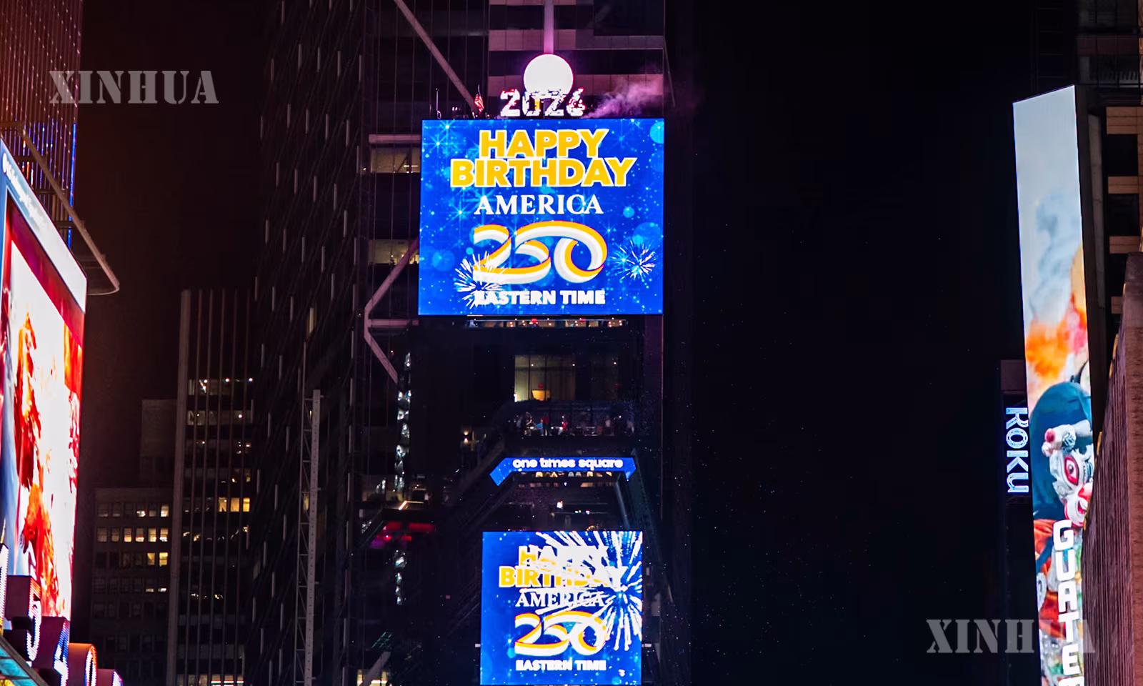 အမေရိကန်နိုင်ငံ နယူးယောက်မြို့ရှိ Times Square တွင် ခရစ္စတယ်ဘောလုံး သက်ဆင်းလာပြီး နယူးယောက်မြို့တည်ရှိရာ အမေရိကန်အရှေ့ပိုင်းစံတော်ချိန်ဒေသတွင် “အမျိုးသားနေ့” ကျရောက်ခြင်း အမှတ်သင်္ကေတပြုနေသည်ကို ၂၀၂၆ ခုနှစ် ဇူလိုင် ၄ ရက် နံနက်ပိုင်းက တွေ့ရစဉ် (ဆင်ဟွာ)