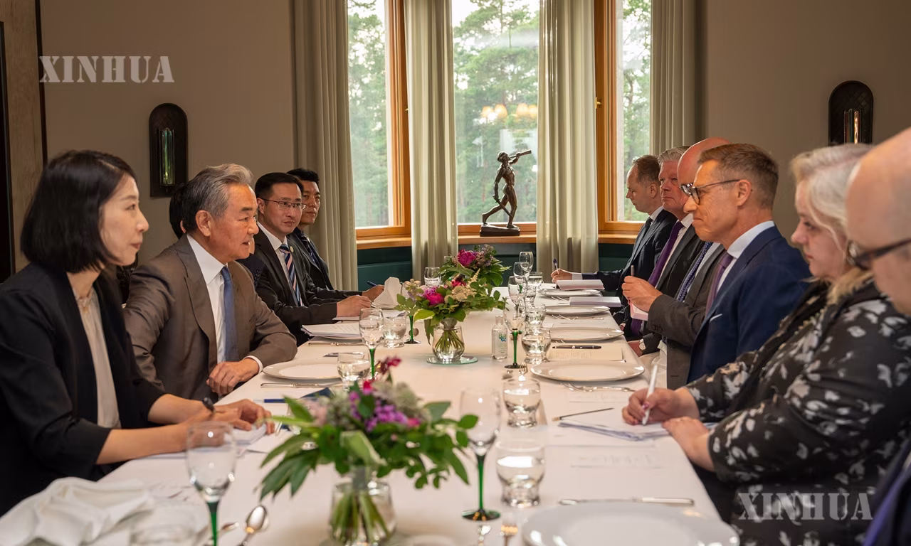 ဖင်လန်နိုင်ငံ သမ္မတ Alexander Stubb နှင့် တရုတ်ကွန်မြူနစ်ပါတီ ဗဟိုကော်မတီ နိုင်ငံရေးဗျူရိုအဖွဲ့ဝင်၊ နိုင်ငံခြားရေးဝန်ကြီး ဝမ်ရိတို့ ၂၀၂၆ ခုနှစ် ဇူလိုင် ၅ ရက်က ဖင်လန်နိုင်ငံ မြို့တော် တာကူတွင် တွေ့ဆုံဆွေးနွေးစဉ် (ဆင်ဟွာ)