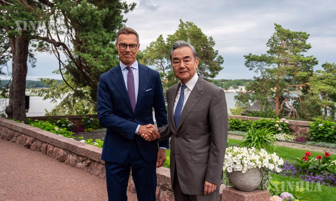 ဖင်လန်နိုင်ငံ သမ္မတ Alexander Stubb နှင့် တရုတ်ကွန်မြူနစ်ပါတီ ဗဟိုကော်မတီ နိုင်ငံရေးဗျူရိုအဖွဲ့ဝင်၊ နိုင်ငံခြားရေးဝန်ကြီး ဝမ်ရိ တို့ ၂၀၂၆ ခုနှစ် ဇူလိုင် ၅ ရက်က ဖင်လန်နိုင်ငံ မြို့တော် တာကူတွင် တွေ့ဆုံဆွေးနွေးရာ ဆွေးနွေးပွဲမတိုင်မီ ၎င်းတို့နှစ်ဦး စုပေါင်းဓာတ်ပုံရိုက်ကူးစဉ် (ဆင်ဟွာ)