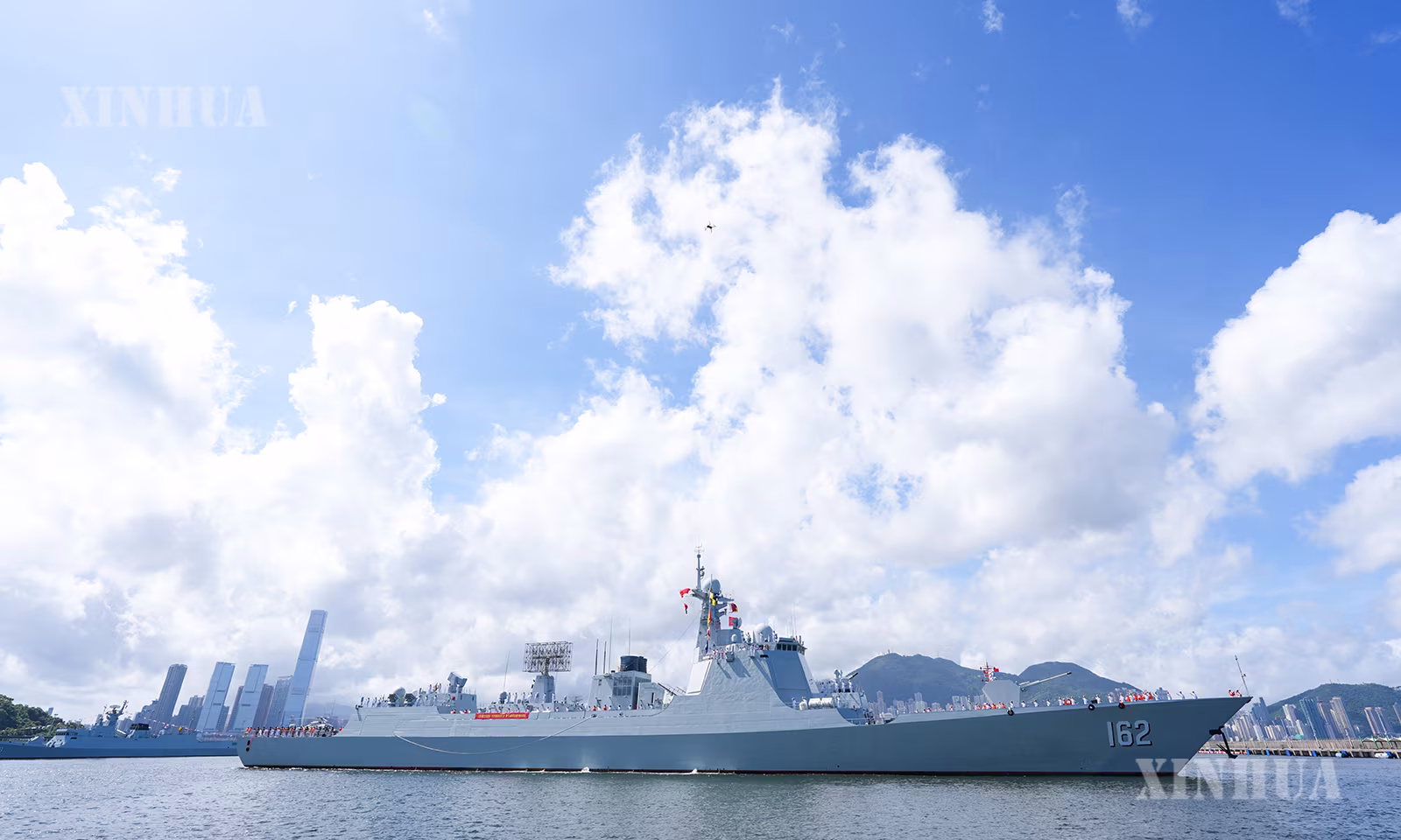 တရုတ်ပြည်သူ့လွတ်မြောက်ရေးတပ်မတော် (PLA) ရေတပ် ရေယာဉ်တပ်ဖွဲ့ မှ နန်နင်းသင်္ဘော တရုတ်နိုင်ငံ ဟောင်ကောင်ဒေသ အောင်ချွမ်ကျွန်း စစ်ဘက်ဆိုင်ရာဆိပ်ကမ်းသို့ မောင်းနှင်လာသည်ကို ၂၀၂၆ ခုနှစ် ဇူလိုင် ၂ ရက်က တွေ့ရစဉ် (ဆင်ဟွာ)