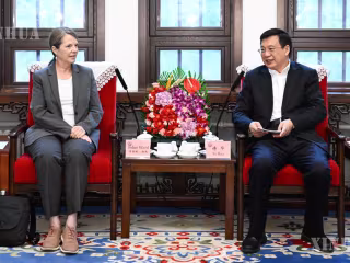 အက်ဂါစနိုး၏ မိသားစုဝင်နှင့် အက်ဂါစနိုး အထိမ်းအမှတ်ဖောင်ဒေးရှင်း ကိုယ်စားလှယ်တို့ ဆင်ဟွာသတင်းဌာနသို့ လာရောက်လေ့လာ
