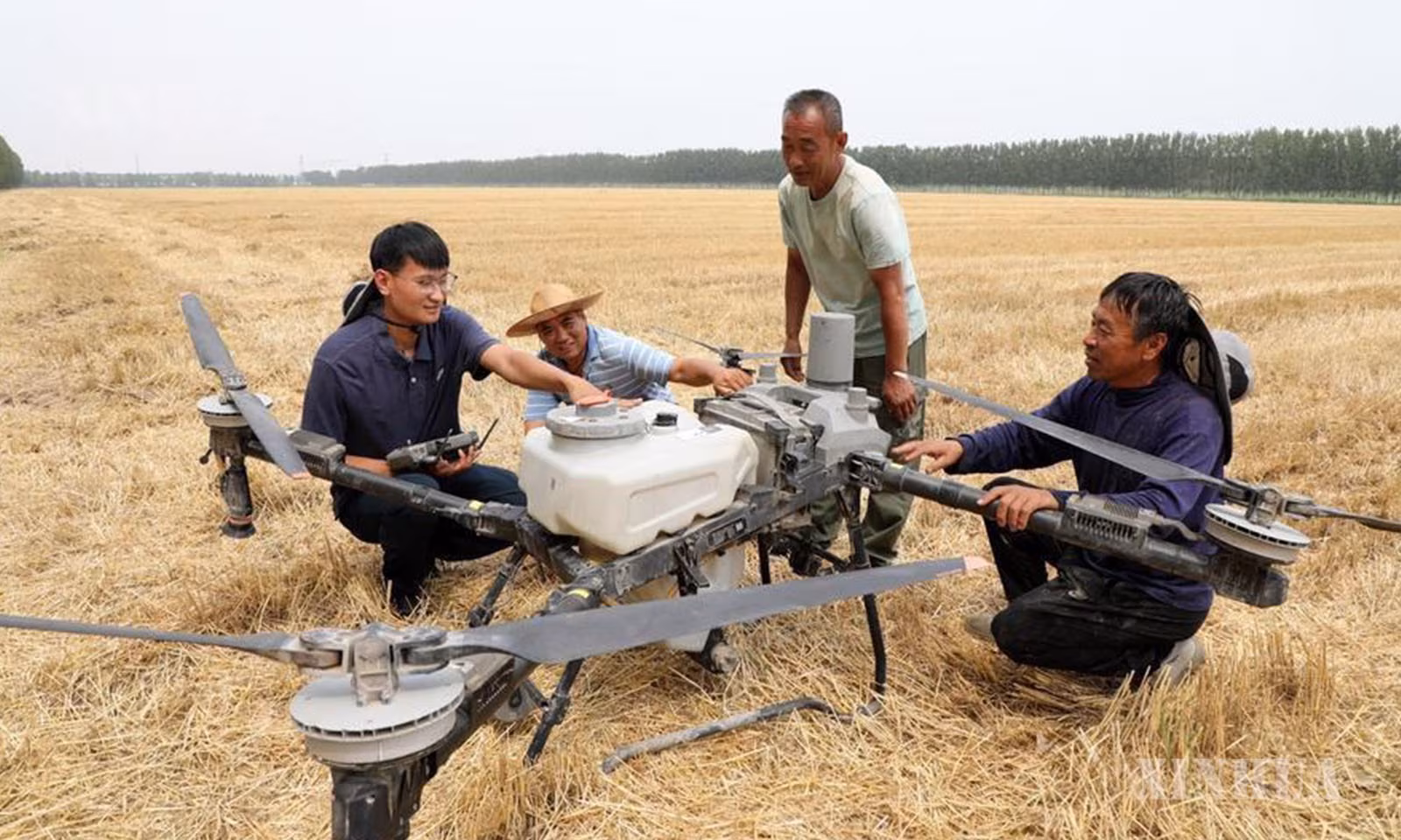 တရုတ်နိုင်ငံ အရှေ့ပိုင်း ဆန်းတုန်းပြည်နယ် ပေါ်ရှင်းခရိုင် ဟူပင်းမြို့နယ်တွင် ရွာသားများအား သစ်ပင်ကာကွယ်ရေးဒရုန်း အသုံးပြုနည်းသင်ကြားပြသနေသည့် ဟန်ရွယ်လွင့် (ဝဲဘက်ပထမ) ကို ၂၀၂၆ ခုနှစ် ဇွန် ၁၅ ရက်က တွေ့ရစဉ် (ဆင်ဟွာ)