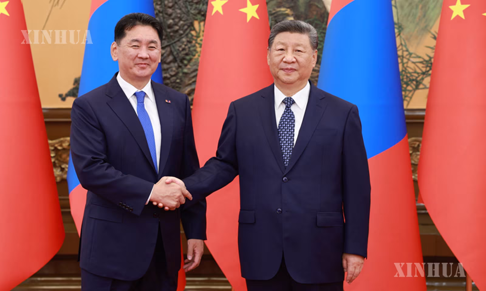 တရုတ်နိုင်ငံသမ္မတ ရှီကျင့်ဖိန်နှင့် တရုတ်နိုင်ငံသို့ လာရောက်၍ ၂၀၂၅ ခုနှစ် ရှန်ဟိုင်းပူးပေါင်းဆောင်ရွက်မှုအဖွဲ့ (SCO) ထိပ်သီးအစည်းအဝေး၊ တရုတ်ပြည်သူများ ဖက်ဆစ်ဂျပန် ခုခံတော်လှန်ရေးစစ်ပွဲနှင့် ကမ္ဘာ့ဖက်ဆစ်တော်လှန်ရေးစစ်ပွဲ အောင်နိုင်ခြင်း နှစ် ၈၀ ပြည့် အထိမ်းအမှတ် အခမ်းအနား တက်ရောက်နေသည့် မွန်ဂိုလီးယားနိုင်ငံ သမ္မတ Ukhnaa Khurelsukh တို့ ၂၀၂၅ ခုနှစ် စက်တင်ဘာ ၂ ရက် နံနက်ပိုင်းတွင် တရုတ်နိုင်ငံ ပေကျင်းမြို့ ပြည်သူ့ခန်းမဆောင်၌ တွေ့ဆုံနေစဉ် (ဆင်ဟွာ)