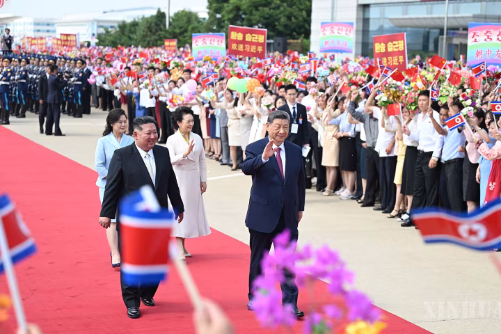 ရှီကျင့်ဖိန်နှင့် မြောက်ကိုရီးယားနိုင်ငံ ကိုရီးယားအလုပ်သမားပါတီ (WPK) ဗဟိုကော်မတီ အထွေထွေအတွင်းရေးမှူး၊ နိုင်ငံတော်ရေးရာ ကော်မရှင် ဥက္ကဋ္ဌ ကင်ဂျုံအန်း “တရုတ်-မြောက်ကိုရီးယား ချစ်ကြည်ရေး၊ ပူးပေါင်းဆောင်ရွက်ရေးနှင့် အပြန်အလှန် အထောက်အကူပေးရေး သဘောတူစာချုပ်” ချုပ်ဆိုခြင်း ၆၅ နှစ်မြောက် ဂုဏ်ပြုသဝဏ်လွှာအပြန်အလှန်ပေးပို့