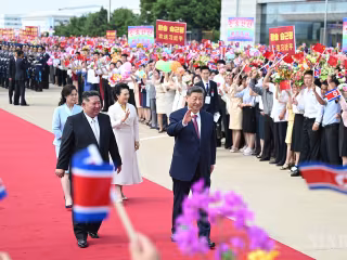 ရှီကျင့်ဖိန်နှင့် မြောက်ကိုရီးယားနိုင်ငံ ကိုရီးယားအလုပ်သမားပါတီ (WPK) ဗဟိုကော်မတီ အထွေထွေအတွင်းရေးမှူး၊ နိုင်ငံတော်ရေးရာ ကော်မရှင် ဥက္ကဋ္ဌ ကင်ဂျုံအန်း “တရုတ်-မြောက်ကိုရီးယား ချစ်ကြည်ရေး၊ ပူးပေါင်းဆောင်ရွက်ရေးနှင့် အပြန်အလှန် အထောက်အကူပေးရေး သဘောတူစာချုပ်” ချုပ်ဆိုခြင်း ၆၅ နှစ်မြောက် ဂုဏ်ပြုသဝဏ်လွှာအပြန်အလှန်ပေးပို့