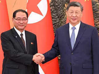တရုတ်နိုင်ငံ သမ္မတ ရှီကျင့်ဖိန်နှင့် မြောက်ကိုရီးယားနိုင်ငံ အစိုးရအဖွဲ့ ဝန်ကြီးချုပ် တွေ့ဆုံ