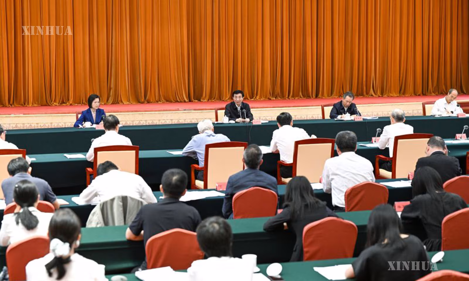 တရုတ်ကွန်မြူနစ်ပါတီ (CPC) ဗဟိုကော်မတီ နိုင်ငံရေးဗျူရို အမြဲတမ်းကော်မတီဝင်၊ တရုတ်ပြည်သူ့နိုင်ငံရေးအတိုင်ပင်ခံကွန်ဖရင့် (CPPCC) ပြည်လုံးဆိုင်ရာကော်မတီ ဥက္ကဋ္ဌ ဝမ်ဟုနင်က CPC မဟုတ်သော နိုင်ငံရေးပါတီများ၏ ဗဟိုကော်မတီများ၊ တရုတ်ပြည်လုံးဆိုင်ရာ ကုန်သွယ်ရေးနှင့် စက်မှုလုပ်ငန်းအသင်းချုပ်တို့၏ သုတေသနပြု လေ့လာတွေ့ရှိချက်များကို အဓိကထားလျက် တရုတ်နိုင်ငံ မြို့တော်ပေကျင်း၌ ကျင်းပသည့် စက်မှုလုပ်ငန်းစနစ် ခေတ်မီအသွင်ပြောင်းခြင်းဆိုင်ရာ အကြံပြုဆွေးနွေးပွဲတွင် အမှာစကားပြောကြားနေပုံကို ၂၀၂၆ ခုနှစ် ဇူလိုင် ၁၀ ရက်က တွေ့ရစဉ် (ဆင်ဟွာ)