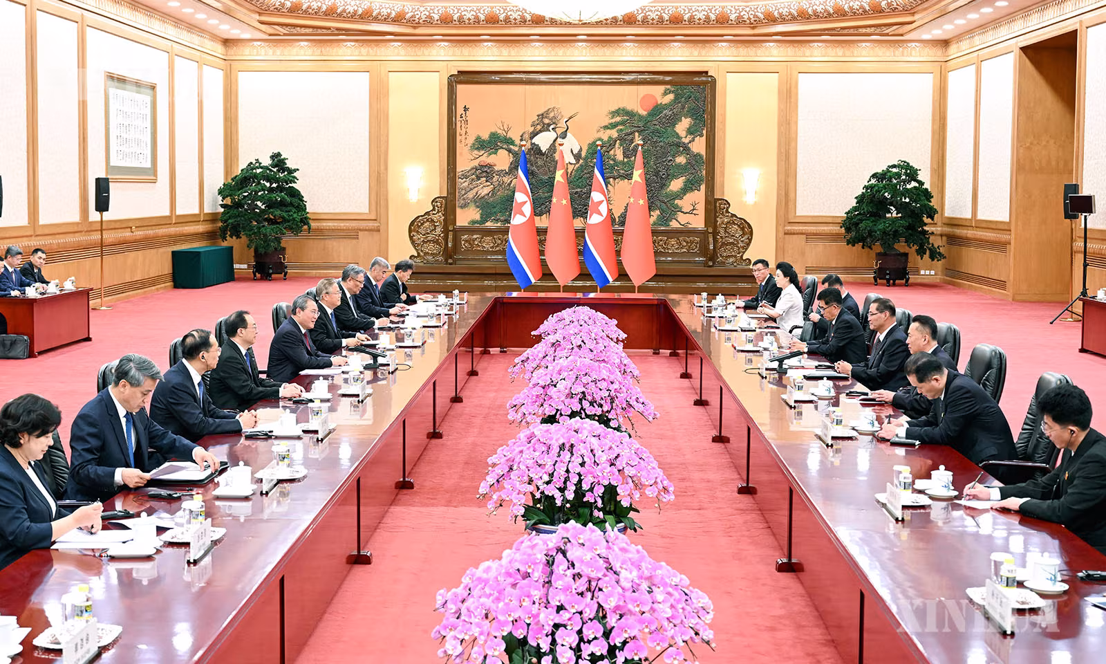 တရုတ်ကွန်မြူနစ်ပါတီ ဗဟိုကော်မတီ (CPC) နိုင်ငံရေးဗျူရို အမြဲတမ်းကော်မတီဝင်၊ နိုင်ငံတော် ဝန်ကြီးချုပ် လီချန်နှင့် မြောက်ကိုရီးယားနိုင်ငံ အစိုးရအဖွဲ့ ဝန်ကြီးချုပ်၊ ကိုရီးယားအလုပ်သမားပါတီ (WPK) ဗဟိုကော်မတီ နိုင်ငံရေးဗျူရို အမြဲတမ်းကော်မတီဝင်၊ မြောက်ကိုရီးယား နိုင်ငံတော်ရေးရာ ကော်မရှင် ဒုတိယဥက္ကဋ္ဌ Pak Thae Song တို့ တရုတ်နိုင်ငံ ပေကျင်းမြို့ ပြည်သူ့ခန်းမဆောင်တွင် ၂၀၂၆ ခုနှစ် ဇူလိုင် ၁၁ ရက်က တွေ့ဆုံဆွေးနွေးစဉ် (ဆင်ဟွာ)