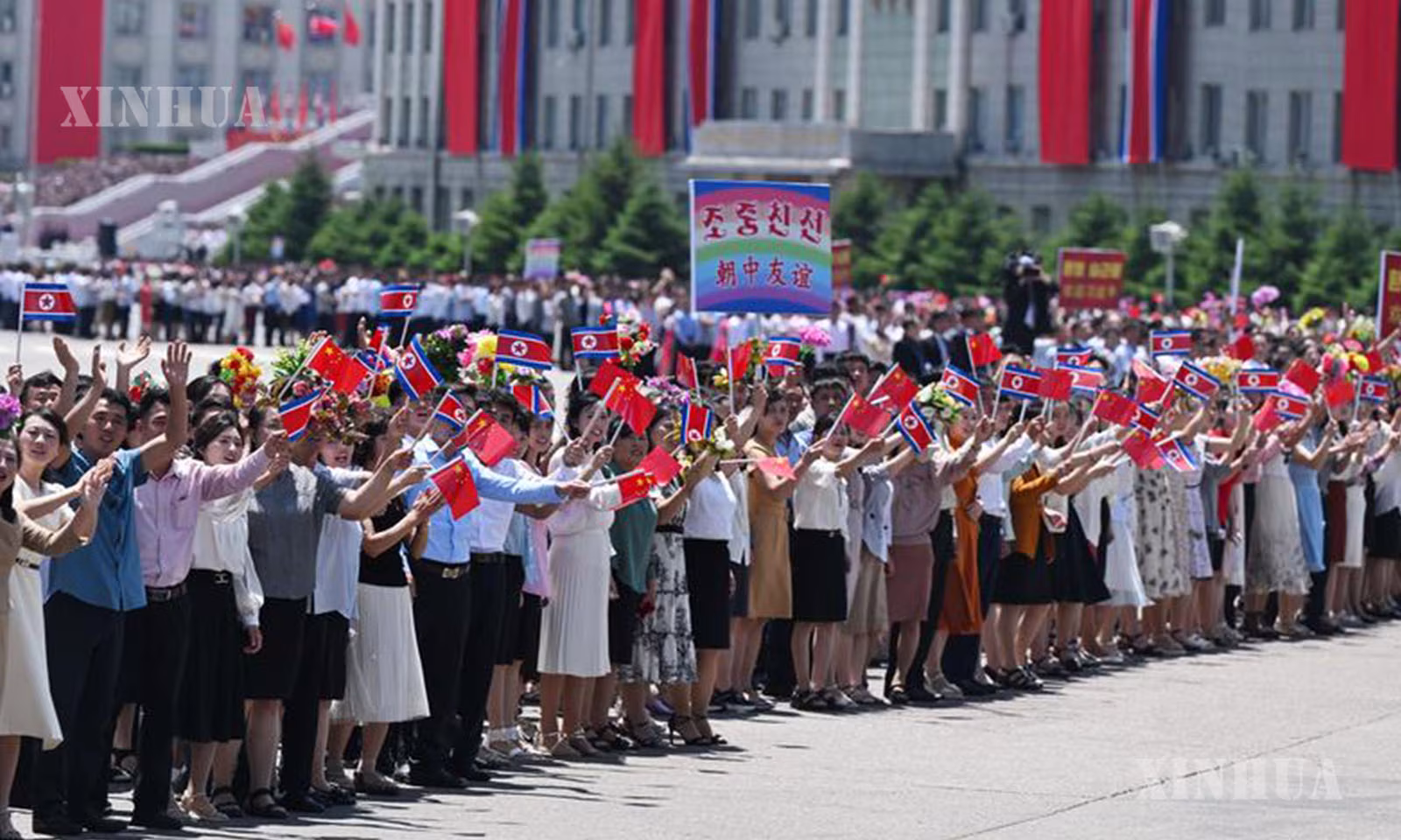 တရုတ်ကွန်မြူနစ်ပါတီ ဗဟိုကော်မတီ အထွေထွေအတွင်းရေးမှူးချုပ်၊ နိုင်ငံတော် သမ္မတ ရှီကျင့်ဖိန် အထူးလေယာဉ်ဖြင့် မြောက်ကိုရီးယားနိုင်ငံ ပြုံယမ်းမြို့သို့ ၂၀၂၆ ခုနှစ် ဇွန် ၈ ရက် နေ့လယ်ပိုင်းတွင် ရောက်ရှိပြီး မြောက်ကိုရီးယားနိုင်ငံတော်ခရီးစဉ် စတင်လိုက်ရာ ကြိုဆိုသောလူအုပ်ကြီးအား တွေ့ရစဉ် (ဆင်ဟွာ)