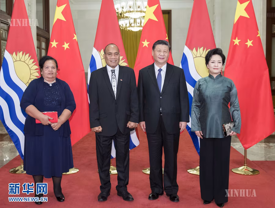 တရုတ်နိုင်ငံ သမ္မတ ရှီကျင့်ဖိန်နှင့် ခီရီဘာတီနိုင်ငံ သမ္မတ Taneti Maamau တို့ ပေကျင်းမြို့ ပြည်သူ့ခန်းမဆောင်၌ ခီရီဘာတီနိုင်ငံ သမ္မတ Taneti Maamau နှင့် တွေ့ဆုံဆွေးနွေးခဲ့ရာ တွေ့ဆုံဆွေးနွေးပွဲ မတိုင်မီ သမ္မတ ရှီကျင့်ဖိန်နှင့် ၎င်း၏ဇနီး ဖုန်လိယွမ်တို့ သမ္မတ Taneti Maamau ဇနီးမောင်နှံနှင့်အတူ အမှတ်တရဓာတ်ပုံရိုက်ကူးနေသည်ကို ၂၀၂၀ ပြည့်နှစ် ဇန်နဝါရီ ၆ ရက်က တွေ့ရစဉ် (ဆင်ဟွာ)