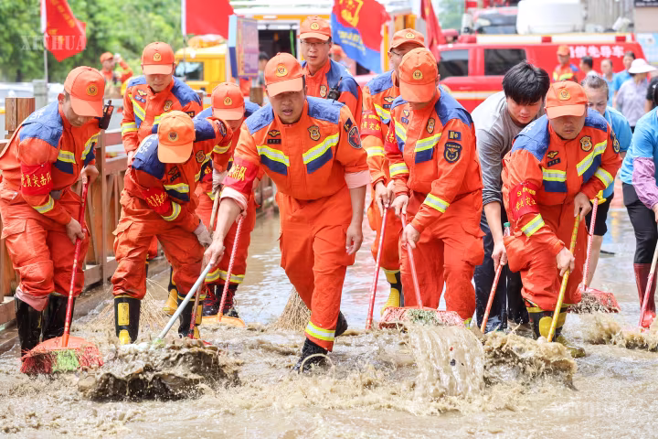 ရှေ့တန်းမှ ရဲရဲတောက်နေသော ပါတီအလံတော် - ရဲဝံ့စွာရှေ့သို့ချီ၍ မုန်တိုင်းအခက်အခဲများအား အတူကျော်ဖြတ်ခြင်း