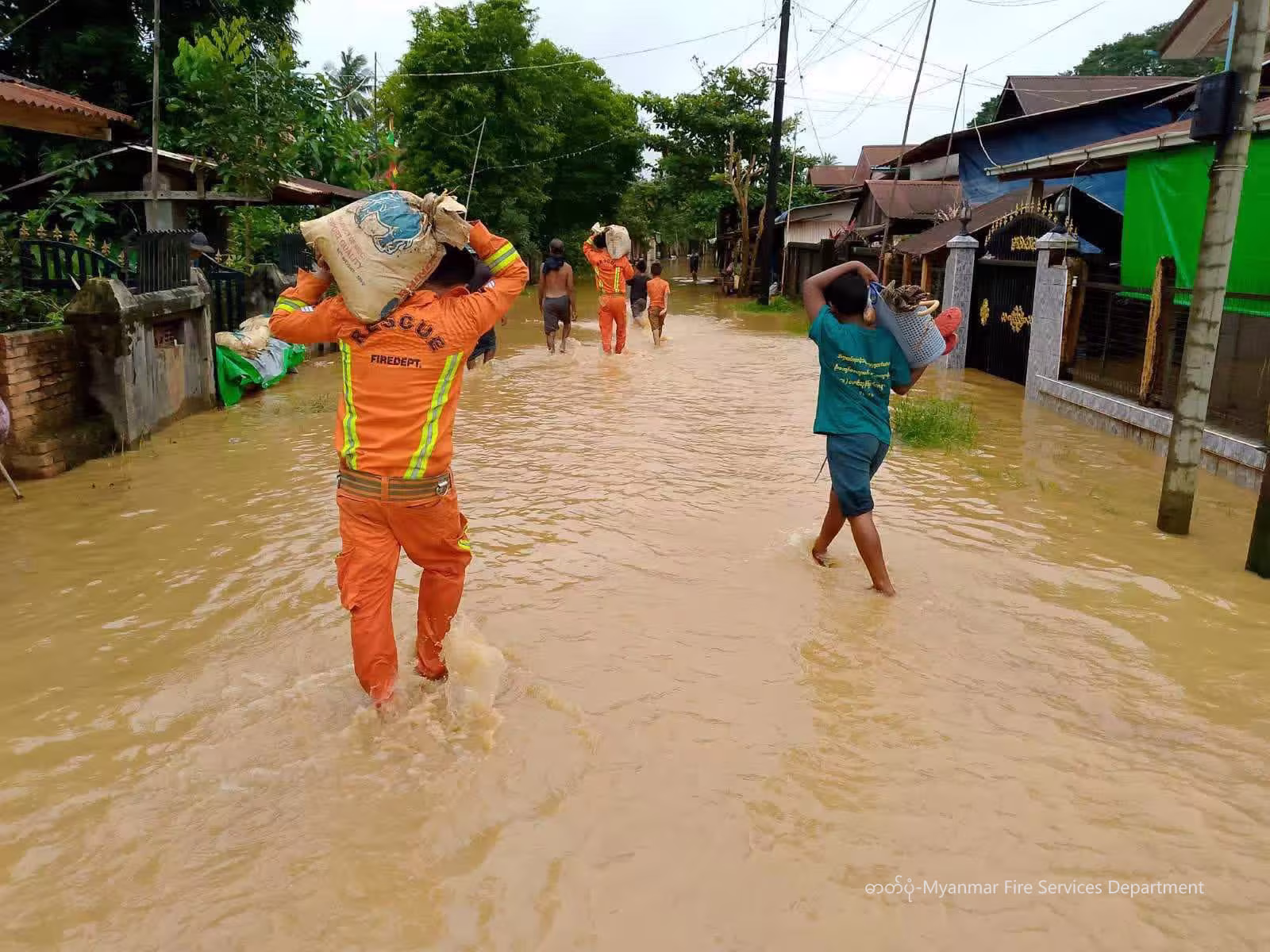 မြန်မာနိုင်ငံ မွန်ပြည်နယ်အတွင်း ရေဘေးသင့်ပြည်သူများအား ကယ်ဆယ်ရေးဆောင်ရွက်စဉ် (ဓာတ်ပုံ-Myanmar Fire Services Department)