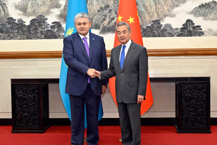 ဝမ်ရိနှင့် ကာဇက်စတန်နိုင်ငံခြားရေးဝန်ကြီး Yermek Kosherbayev တွေ့ဆုံဆွေးနွေး