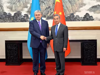 ဝမ်ရိနှင့် ကာဇက်စတန်နိုင်ငံခြားရေးဝန်ကြီး Yermek Kosherbayev တွေ့ဆုံဆွေးနွေး