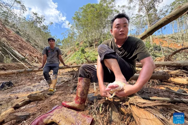 ၁၉၉၀ ပြည့်လွန်နှစ်ဖွားများက တရုတ်နိုင်ငံရှိ ရေဘေးသင့် ကွမ်ရှီးဒေသ ကျန့်လုန်မြို့နယ်တွင် အကူအညီပေးရေးအဖွဲ့များကို လမ်းပြပေး