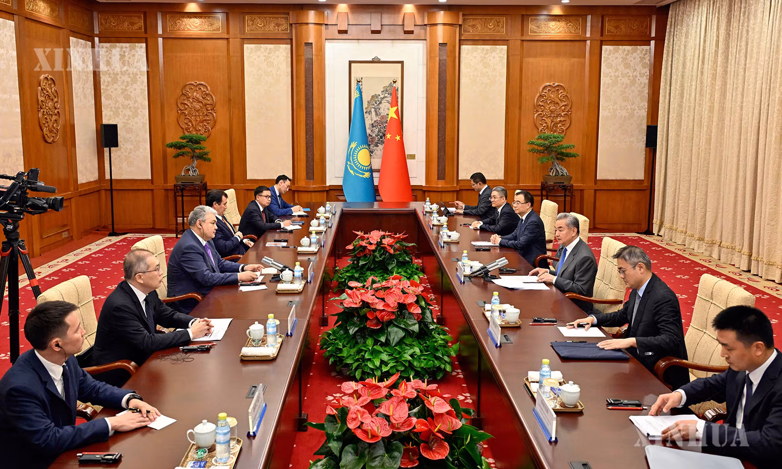 တရုတ်ကွန်မြူနစ်ပါတီ ဗဟိုကော်မတီ နိုင်ငံရေးဗျူရိုအဖွဲ့ဝင်၊ နိုင်ငံခြားရေးဝန်ကြီး ဝမ်ရိနှင့်
ကာဇက်စတန်နိုင်ငံခြားရေးဝန်ကြီး Yermek Kosherbayev တို့ ၂၀၂၆ ခုနှစ် ဇူလိုင် ၁၃ ရက်က
တရုတ်နိုင်ငံ ပေကျင်းမြို့၌ တွေ့ဆုံဆွေးနွေးစဉ် (ဆင်ဟွာ)
