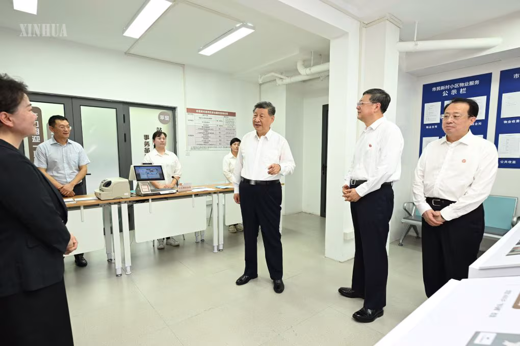 တရုတ်ကွန်မြူနစ်ပါတီ (CPC) ဗဟိုကော်မတီ အထွေထွေအတွင်းရေးမှူးချုပ်၊ တရုတ်နိုင်ငံ သမ္မတနှင့် ဗဟိုစစ်ကော်မရှင် ဥက္ကဋ္ဌ ရှီကျင့်ဖိန်က နိုင်ငံ အရှေ့ပိုင်း ရှန်ဟိုင်းမြို့ ဟွမ်ဖူခရိုင်ရှိ ဒေသခံလူမှုအသိုင်းအဝိုင်း ဝန်ဆောင်မှုစင်တာ ဝန်ထမ်းများနှင့် စကားပြောဆိုနေသည်ကို ၂၀၂၆ ခုနှစ် ဇူလိုင် ၁၅ ရက်က တွေ့ရစဉ် (ဆင်ဟွာ)