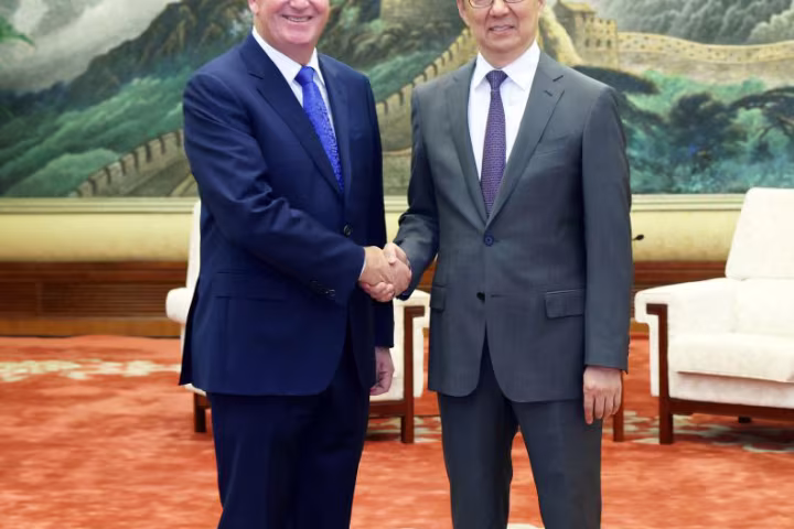 တရုတ်နိုင်ငံ ဒုတိယသမ္မတနှင့် နယူးဇီလန်နိုင်ငံ ဝန်ကြီးချုပ်ဟောင်း တွေ့ဆုံ