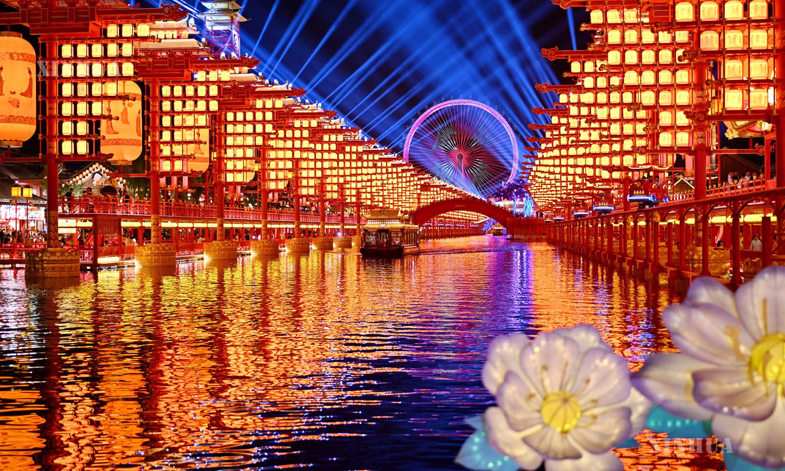 တရုတ်နိုင်ငံ ဟဲပေပြည်နယ် ထန်ဆန်းမြို့ ဖုန်းနန်ခရိုင် ဟဲထိုလမ်းဟောင်း ရှုခင်းသာတွင် ခုတ်မောင်းနေသော အပျော်စီးလှေကို ၂၀၂၆ ခုနှစ် ဇူလိုင် ၁၅ ရက်က တွေ့ရစဉ် (ဆင်ဟွာ)