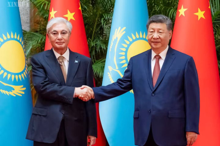 သမ္မတရှီက ကာဇက်စတန်နိုင်ငံ သမ္မတနှင့် ရှန်ဟိုင်းမြို့၌ တွေ့ဆုံ