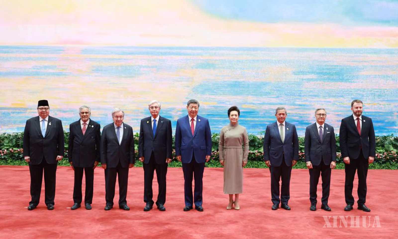 တရုတ်နိုင်ငံ သမ္မတ ရှီကျင့်ဖိန်နှင့် ဇနီး ဖုန်လိယွမ်တို့က တရုတ်နိုင်ငံ အရှေ့ပိုင်း ရှန်ဟိုင်းမြို့၌ ကျင်းပသည့် ၂၀၂၆ ခုနှစ် ကမ္ဘာ့ ဉာဏ်ရည်တု ညီလာခံနှင့် ဉာဏ်ရည်တုကဏ္ဍ ကမ္ဘာလုံးဆိုင်ရာစီမံခန့်ခွဲမှု အဆင့်မြင့်အစည်းအဝေး တက်ရောက်ရန် ရောက်ရှိလာသော နိုင်ငံတကာမှ ဂုဏ်သရေရှိ ဧည့်သည်တော်များအား ဂုဏ်ပြုညစာစားပွဲဖြင့် ကြိုဆိုဧည့်ခံနေပုံကို ၂၀၂၆ ခုနှစ် ဇူလိုင် ၁၆ ရက်က တွေ့ရစဉ် (ဆင်ဟွာ)