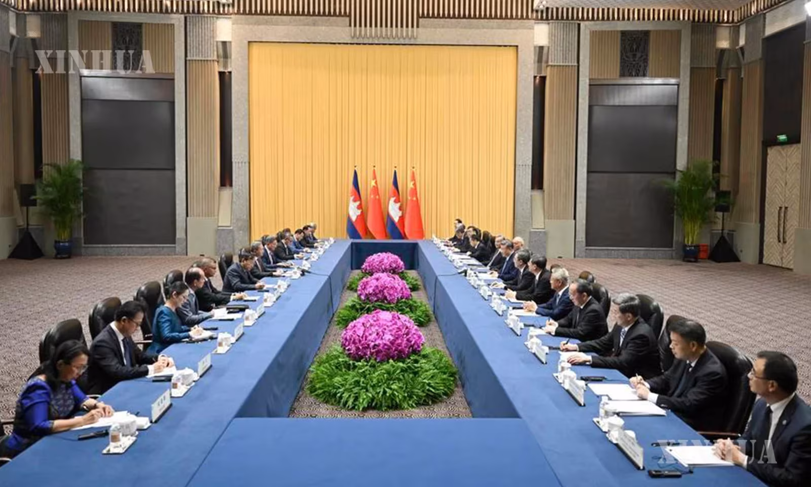 တရုတ်နိုင်ငံ သမ္မတ ရှီကျင့်ဖိန်နှင့် ၂၀၂၆ ခုနှစ် ကမ္ဘာ့ ဉာဏ်ရည်တု ညီလာခံနှင့် ဉာဏ်ရည်တုကဏ္ဍ ကမ္ဘာလုံးဆိုင်ရာစီမံခန့်ခွဲမှု အဆင့်မြင့် အစည်းအဝေးဖွင့်ပွဲအခမ်းအနားသို့ တက်ရောက်၍ အလုပ်သဘော ခရီးစဉ်အဖြစ် တရုတ်နိုင်ငံသို့ ရောက်ရှိနေသည့် ကမ္ဘောဒီးယား ဝန်ကြီးချုပ် ဟွန်မန်နက်တို့ ၂၀၂၆ ခုနှစ် ဇူလိုင် ၁၇ ရက် ညနေပိုင်းက တရုတ်နိုင်ငံ ရှန်ဟိုင်းမြို့ ရှီးကျောင်း နိုင်ငံတော်ဧည့်ဂေဟာတွင် တွေ့ဆုံဆွေးနွေးစဉ် (ဆင်ဟွာ)