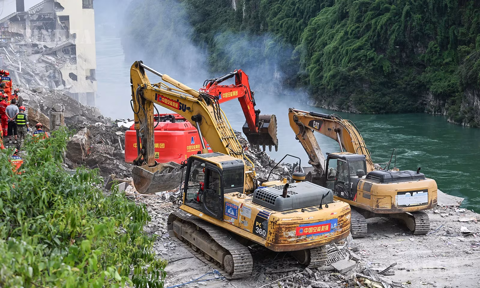 တရုတ်နိုင်ငံ ချုံချင့်မြို့ ဖုန်ဆွေခရိုင် တောင်ပြိုကျမှုဖြစ်ပွားရာနေရာတွင် ရှာဖွေကယ်ဆယ်ရေးလုပ်ငန်း လုပ်ဆောင်နေကြသည်ကို ၂၀၂၆ ခုနှစ်
ဇူလိုင် ၁၇ ရက်က တွေ့ရစဉ် (ဆင်ဟွာ)