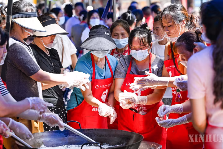 သေးငယ်သော အလင်းတန်းလေးများမှ နွေးထွေးသည့်ရေစီးကြောင်းအဖြစ် စုစည်းလာ၊ မေတ္တာ၏အင်အားများက ချုံချင့် ဖုန်ဆွေခရိုင် မြေပြိုမှုဘေးဒဏ်သင့် ကယ်ဆယ်ရေးနေရာကို နွေးထွေးစေ