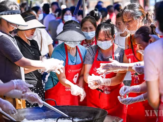 သေးငယ်သော အလင်းတန်းလေးများမှ နွေးထွေးသည့်ရေစီးကြောင်းအဖြစ် စုစည်းလာ၊ မေတ္တာ၏အင်အားများက ချုံချင့် ဖုန်ဆွေခရိုင် မြေပြိုမှုဘေးဒဏ်သင့် ကယ်ဆယ်ရေးနေရာကို နွေးထွေးစေ