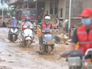 ဆိုင်ကယ်စီးနင်းသူများက တရုတ်နိုင်ငံ ကွမ်ရှီးဒေသ ဟိန်ကျိုးမြို့ ယွင်ပြောင်မြို့နယ် ရေဘေးသင့်ဒေသအား ကူညီပေး
