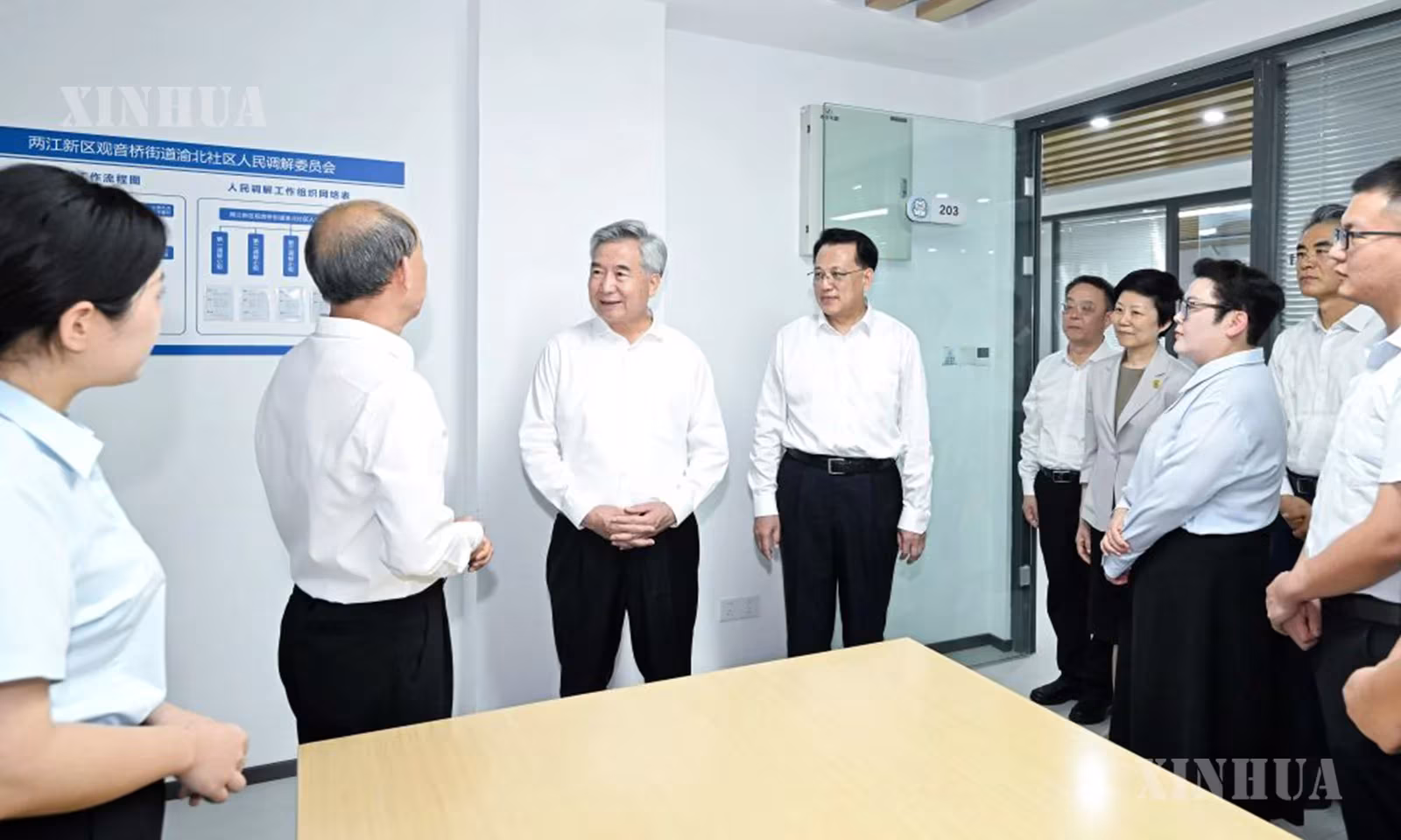 တရုတ်ကွန်မြူနစ်ပါတီ (CPC) ဗဟိုကော်မတီ နိုင်ငံရေးဗျူရို အမြဲတမ်းကော်မတီဝင် ၊ တရုတ်ကွန်မြူနစ်ပါတီ စည်းကမ်းကြပ်မတ်စစ်ဆေးရေး ဗဟိုကော်မရှင် အတွင်းရေးမှူး လီရှီး တရုတ်နိုင်ငံ အနောက်တောင်ပိုင်း ချုံချင့်မြို့ရှိ ဒေသခံ ရပ်ရွာလူထုထံ သွားရောက်ကာ သက်ဆိုင်ရာတာဝန်ရှိသူများ၊ ဒေသခံများနှင့် တွေ့ဆုံခဲ့ပြီး ပါတီ၏ စီမံဆောင်ရွက်မှု ပိုမိုကောင်းမွန်ပြည့်စုံရေး၊ ပါတီစည်းမျဉ်းစည်းကမ်းများကို ထိန်းသိမ်းကြပ်မတ်ရေး၊ အဂတိလိုက်စားမှု တိုက်ဖျက်ရေးနှင့် စပ်လျဉ်း၍ အကြံပြုတင်ပြချက်များအား နားထောင်နေပုံကို ၂၀၂၆ ခုနှစ် ဇူလိုင် ၁၅ ရက်က တွေ့ရစဉ် (ဆင်ဟွာ)