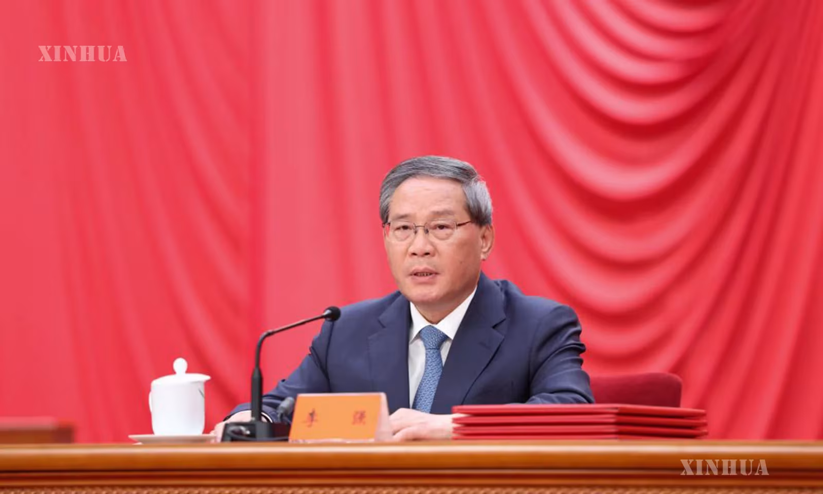 တရုတ်နိုင်ငံ မြို့တော်ပေကျင်းရှိ ပြည်သူ့ခန်းမဆောင်၌ အမျိုးသားသိပ္ပံနှင့်နည်းပညာဆု ချီးမြှင့်ပေးအပ်ပွဲ၊ တရုတ်သိပ္ပံအကယ်ဒမီ (CAS) နှင့် တရုတ်အင်ဂျင်နီယာအကယ်ဒမီ (CAE) ၏ အဖွဲ့ဝင်များအစည်းအဝေး၊ တရုတ်သိပ္ပံနှင့်နည်းပညာအသင်း၏ ၁၁ ကြိမ်မြောက် အမျိုးသားကွန်ဂရက်တို့ ပါဝင်သော အစည်းအဝေးအား တရုတ်နိုင်ငံ ဝန်ကြီးချုပ် လီချန် သဘာပတိအဖြစ် ကြီးမှူးကျင်းပနေပုံကို ၂၀၂၆ ခုနှစ် ဇူလိုင် ၈ ရက်က တွေ့ရစဉ် (ဆင်ဟွာ)