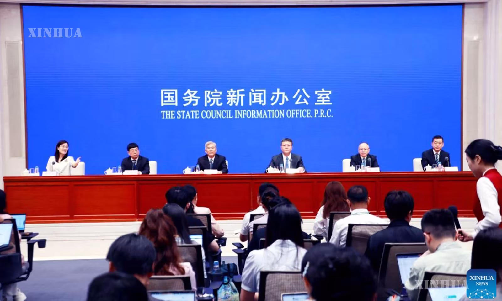 တရုတ်နိုင်ငံ မြို့တော်ပေကျင်းတွင် နိုင်ငံတော်ကောင်စီပြန်ကြာရေးရုံး (SCIO) က ခိုင်မာအားကောင်းသော ပို့ဆောင်ရေးစနစ် တည်ဆောက်မှုအရှိန်မြှင့်တင်ရေး၊ ဘက်စုံပို့ဆောင်ရေးကွန်ရက်အား ခေတ်မီအသွင်ပြောင်းရေးနှင့်စပ်လျဉ်း၍ သတင်းစာရှင်းလင်းပွဲပြုလုပ်နေသည်ကို ၂၀၂၆ ခုနှစ် ဇူလိုင် ၂၁ ရက်က တွေ့ရစဉ် (ဆင်ဟွာ)