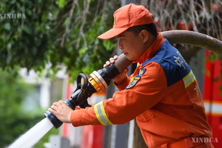 ကျီလျင်ပြည်နယ် သွန်းဟွမြို့တွင် ပုံမှန်လူနေမှုဘဝ အမြန်ဆုံး ပြန်လည်စတင်နိုင်ရန် ရွှံ့သဲနှင့် အတားအဆီးများ ဖယ်ရှားခြင်း၊ ဘေးအန္တရာယ် ဖြစ်စေနိုင်သည်များကို စစ်ဆေးရှာဖွေခြင်းတို့ကို ဘက်ပေါင်းစုံ စုပေါင်းအင်အားဖြင့် လုပ်ဆောင်လျက်ရှိ